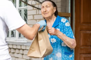 Consegna pasti a domicilio per anziani e anziane: un aiuto quotidiano che nutre corpo e relazioni