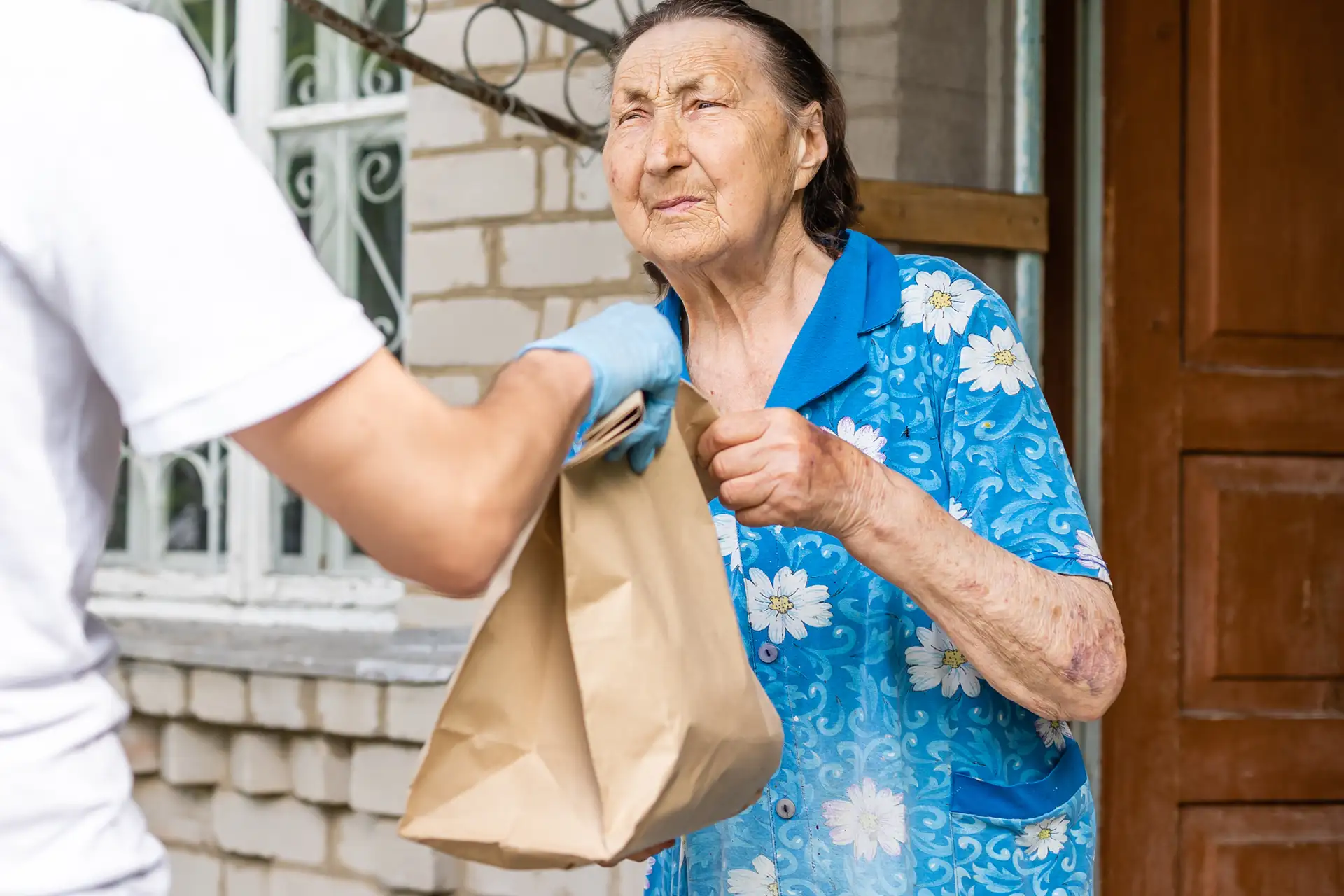 Consegna pasti a domicilio per anziani e anziane: un aiuto quotidiano che nutre corpo e relazioni