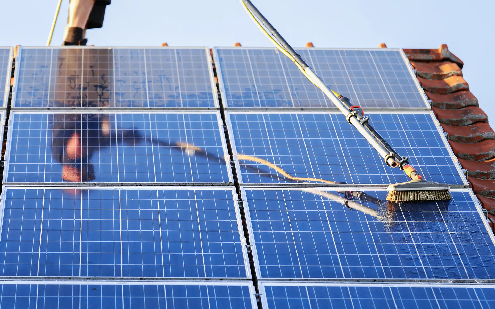 Pulire i pannelli fotovoltaici: ogni quanto farlo e perché non rimandare