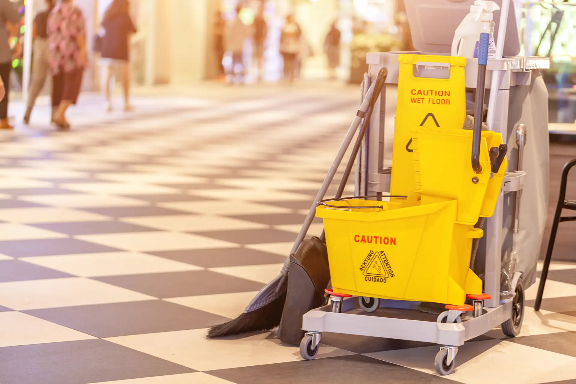 Pulizie centri commerciali: un servizio essenziale per sicurezza, igiene e qualità degli spazi