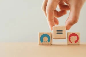 Donne e uomini in un ambiente di lavoro inclusivo che promuove la parità di genere in azienda