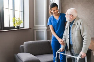 Assistenza domiciliare anziani e disabili con operatrice socio-sanitaria che offre supporto a una persona anziana a casa.